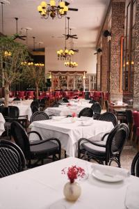 En restaurant eller et andet spisested på Ritz Carlton DIFC Downtown Dubai