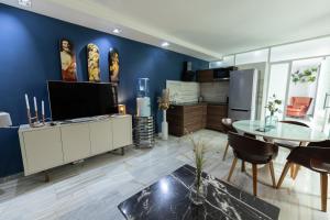 een woonkamer met een tv en een tafel bij Singular Home Sevilla Center Bikes free in Sevilla