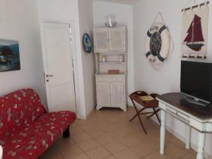 Μια τηλεόραση ή/και κέντρο ψυχαγωγίας στο Apartment in Sardinia near Surf Paradise