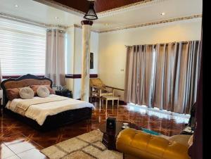 ein Schlafzimmer mit einem Bett und einem Sofa darin in der Unterkunft City Villa in Tagbilaran