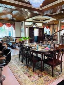 ein großes Esszimmer mit einem Tisch und Stühlen in der Unterkunft City Villa in Tagbilaran