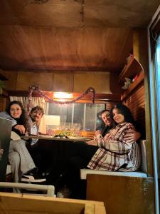 un groupe de personnes assises dans une cuisine dans l'établissement Caravan camp, à Erdemli