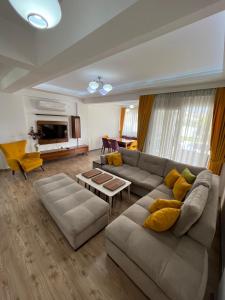 ein Wohnzimmer mit einem Sofa und einem TV in der Unterkunft Villa Efil in Fethiye