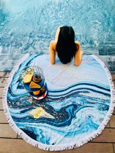 カムランにあるMysterio Pool Villas - Wyndham Garden Resortの水中の人とプールのケーキ