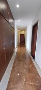 un pasillo vacío con armarios de madera y un pasillo con puerta en The Desi Rootz Hotel And Restaurant, en Rāmnagar