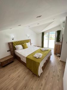 ein Schlafzimmer mit einem großen Bett und einer grünen Decke in der Unterkunft Villa Efil in Fethiye