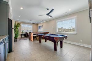Una sala de estar con una mesa de billar. en Dune it Wright at Carolina Shores, en Nags Head