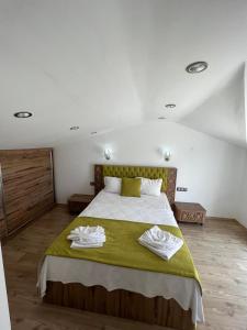 ein Schlafzimmer mit einem Bett mit zwei Handtüchern darauf in der Unterkunft Villa Efil in Fethiye