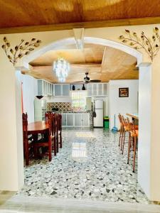eine Küche und ein Esszimmer mit einem Tisch und Stühlen in der Unterkunft Vacation House 3-Bedroom Pangasinan Oasis in Pozorrubio