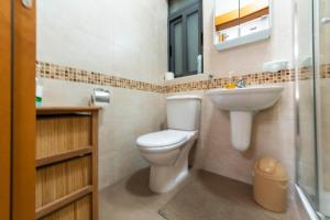 La salle de bains est pourvue de toilettes et d'un lavabo. dans l'établissement Modern 2 Bedroom Apartment 2 minutes to Seafront, à San Pawl il-Baħar