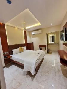 En eller flere senge i et værelse på Hotel Sannidhi