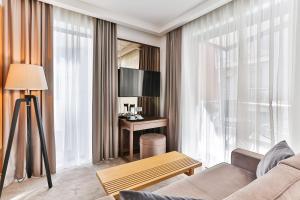 uma sala de estar com um sofá e uma mesa em Hotel Fagus by Aycon em Budva