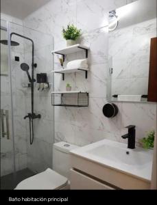 uma casa de banho com um WC, um lavatório e um chuveiro em Luxury apt familiar, cálido y confortable em San Francisco de Macorís