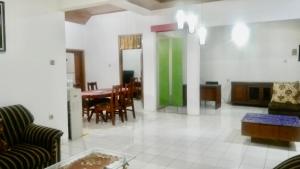 uma sala de estar com mesa e cadeiras em Sewa Rumah 4 Kamar Tidur em Bandung