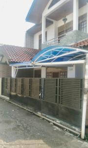 uma casa com uma grande piscina azul em cima em Sewa Rumah 4 Kamar Tidur em Bandung