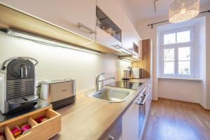 Η κουζίνα ή μικρή κουζίνα στο M&O Apartment, Zentral in Innenstadt-& Bahnhofsnähe - PARKGARAGE