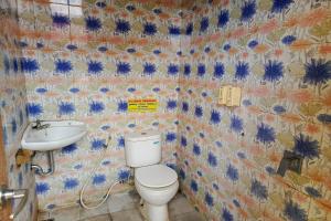 BetekにあるJava Capsule Hotelのトイレと洗面台付きのバスルーム