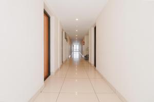 un pasillo vacío de un edificio de oficinas con paredes blancas en Super Capital O Edassery Resort, en Kattappana