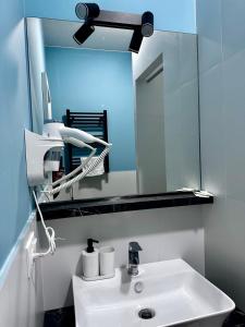 bagno con lavandino bianco e specchio di HotelGallery 21 a Lviv