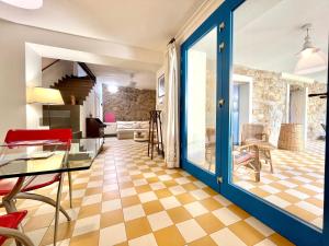 巴里薩爾多的住宿－Il Carrubo & SPA，一间带桌子的客厅和一间餐厅
