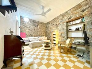 - un salon avec un canapé et un piano dans l'établissement Il Carrubo & SPA, à Bari Sardo