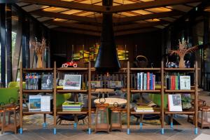 une librairie avec des tables et des étagères de livres dans l'établissement Hotel Indigo Karuizawa, à Karuizawa