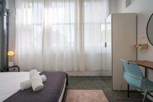 - une chambre avec un lit et une serviette blanche dans l'établissement Darlinghurst Studio 3 Little Oxford, à Sydney