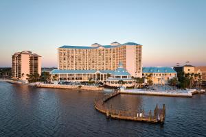 un complexe avec un quai dans l'eau et des bâtiments dans l'établissement Marriott Sanibel Harbour Resort & Spa, à Fort Myers
