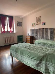 1 dormitorio con 2 camas y 2 ventanas en Arte e relax, en Lanciano