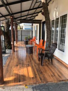 Un patio con sillas y una mesa en una casa. en Jonirene Seasands, en Alleppey