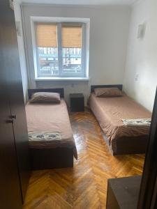 Pokój z 2 łóżkami i oknem w obiekcie Дешеві кімнати біля парку w Iwano-Frankiwsku
