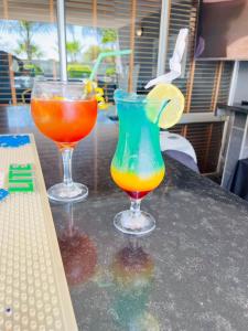 dos cócteles sentados sobre una mesa en Aquarian Tide Hotel en Gaborone