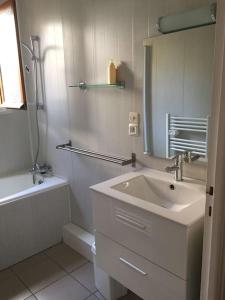 Kúpeľňa v ubytovaní A 5 minutes a pied du centre , Appartement T2 Font-Romeu