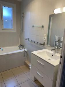 Kúpeľňa v ubytovaní A 5 minutes a pied du centre , Appartement T2 Font-Romeu