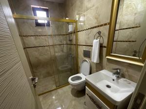 a bathroom with a shower and a toilet and a sink at AYDER PUGARİ OTEL & River Suite in Ardeşen +58 photos