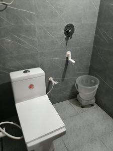 Kylpyhuone majoituspaikassa Hotel Marina Near IGI Airport Delhi