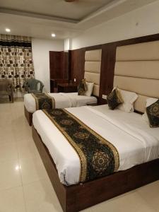 Hotel Marina Near IGI Airport Delhi في نيودلهي: غرفه فندقيه سريرين في غرفه