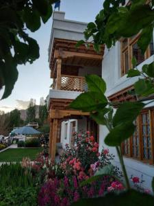 um edifício com um ramo de flores à frente dele em Namra Villa em Leh