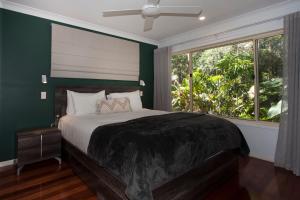 Songbirds Rainforest Retreat客房内的一张或多张床位