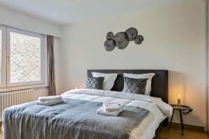 Un dormitorio con una cama grande y una ventana en Anny's Home - Spacious holiday home in city center, en Brujas