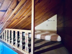 a bed in a room with a wooden ceiling at Au Chalet d'Aline - Atypique pour 4 personnes in Gérardmer