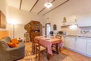 A kitchen or kitchenette at Sun Hill Apartments