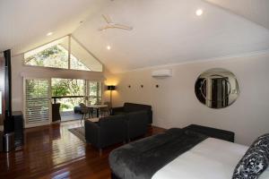 Songbirds Rainforest Retreat客房内的一张或多张床位