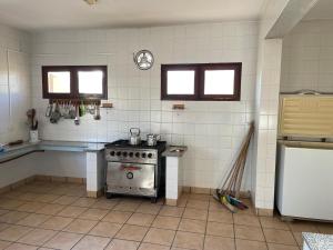 uma cozinha com um fogão e uma bancada em Casa de Retiros Virgen de Guadalupe, Finca la Soledad. Bodega Prelatura em Santa María