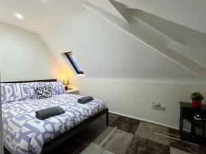 Tempat tidur dalam kamar di Natalie’s Apartment in Wembley