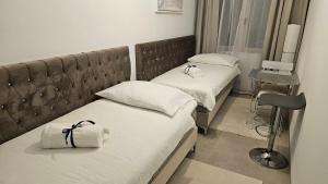 twee bedden in een hotelkamer met handdoeken erop bij Oasis jacuzzi retreat in Marbella