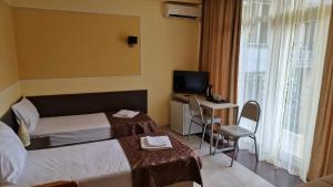 Rúm í herbergi á Karakum hotel