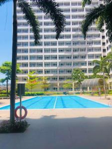 Bazen u ili blizu objekta 1 Bedroom with balcony Near Airport Bgc Taguig City