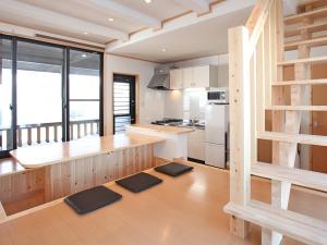 kuchnia z drewnianym blatem i dużym oknem w obiekcie Nagomiya Hirugano w mieście Gujo