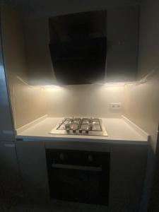 a stove top oven in a small kitchen at Bakırköy Ahmet Bey Apartmanında Daire Eşyalı in Istanbul